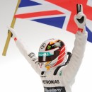 Mercedes Amg Petronas W05 F1 2014 Winner Abu Dhabi Lewis Hamilton + figura con bandiera 1:18