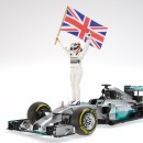 Mercedes Amg Petronas W05 F1 2014 Winner Abu Dhabi Lewis Hamilton + figura con bandiera 1:18