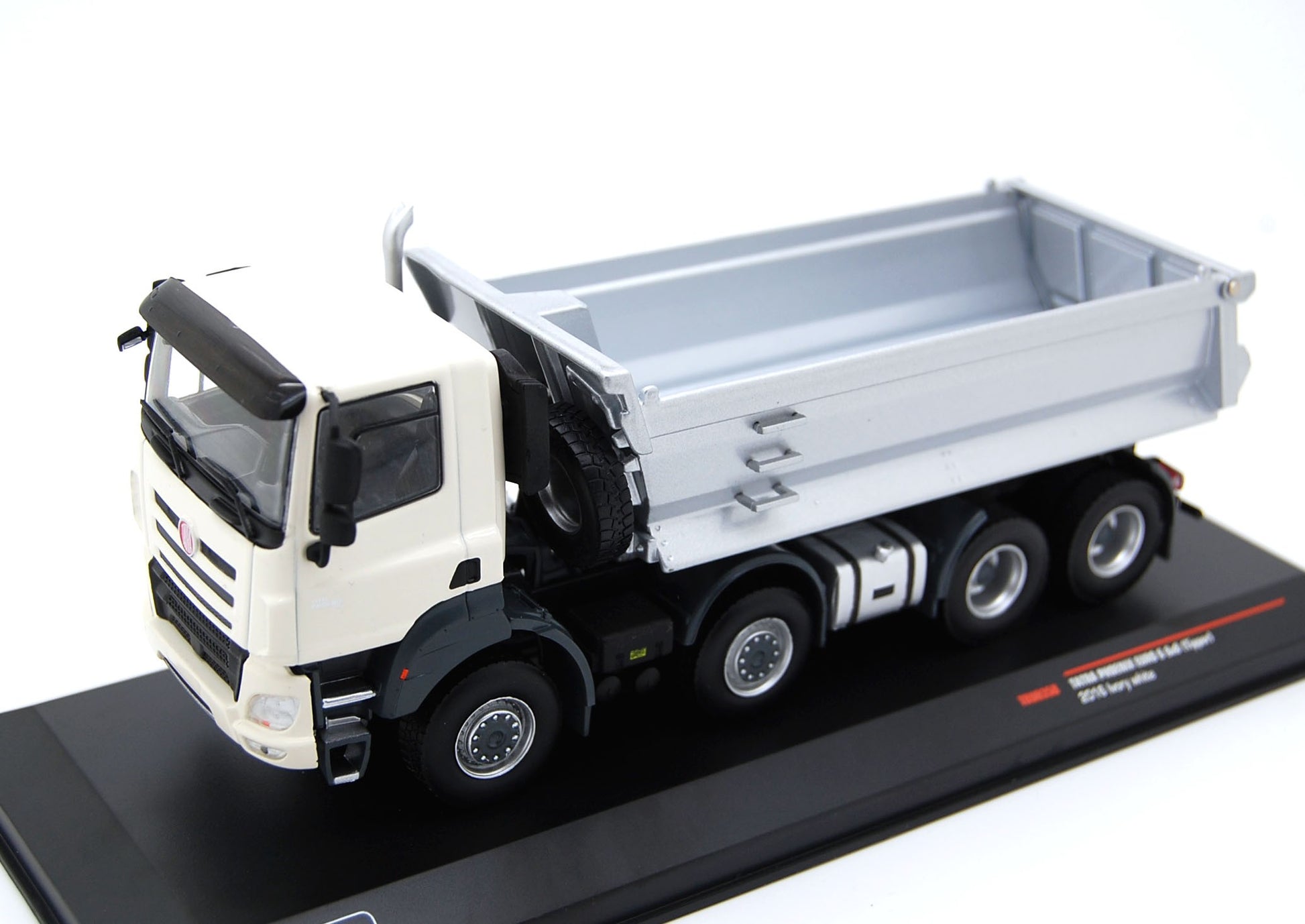 Tatra Phoenix Euro 6 8x8 2016 light beige/silver 1:43 - 11439