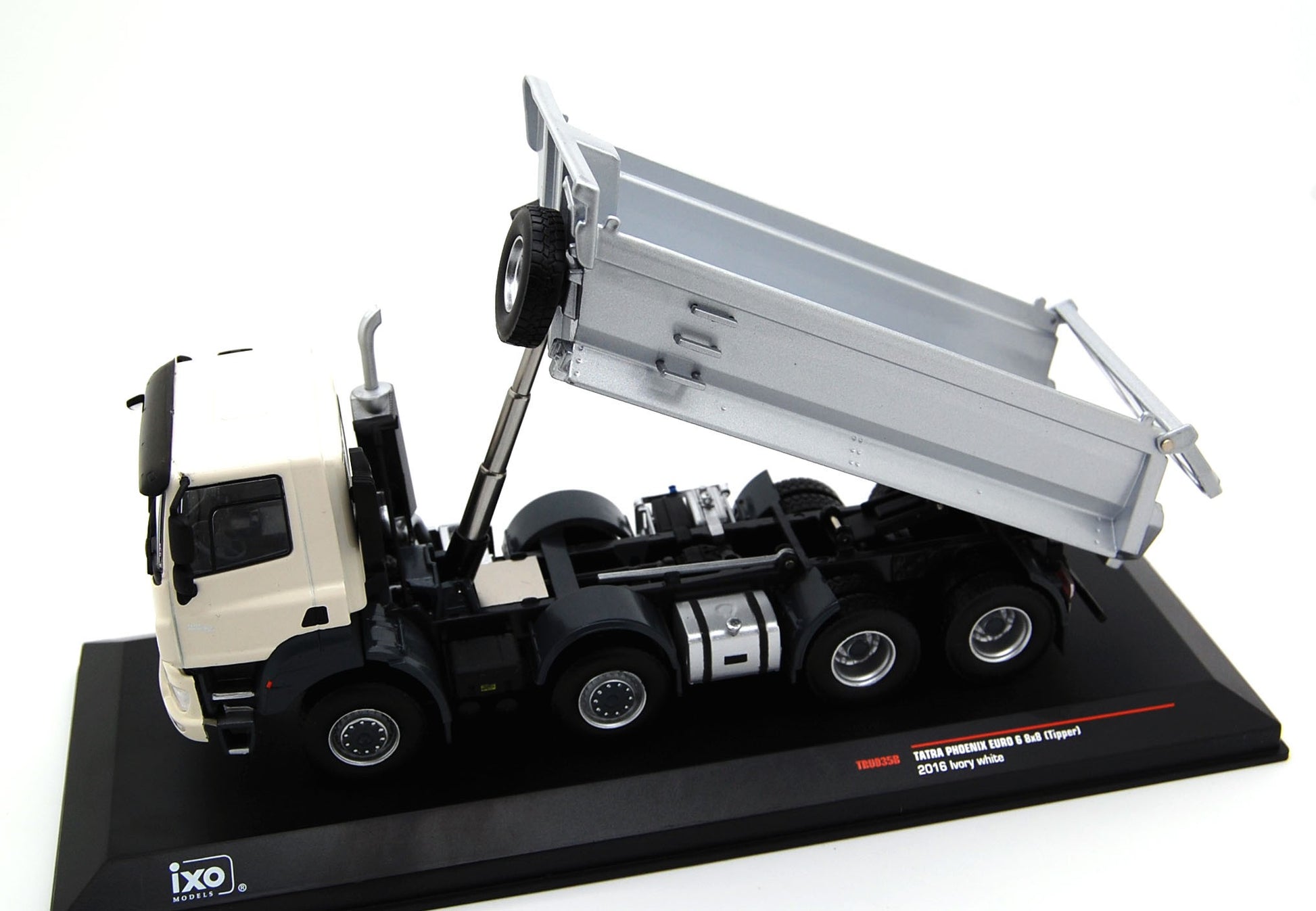 Tatra Phoenix Euro 6 8x8 2016 light beige/silver 1:43 - 11445