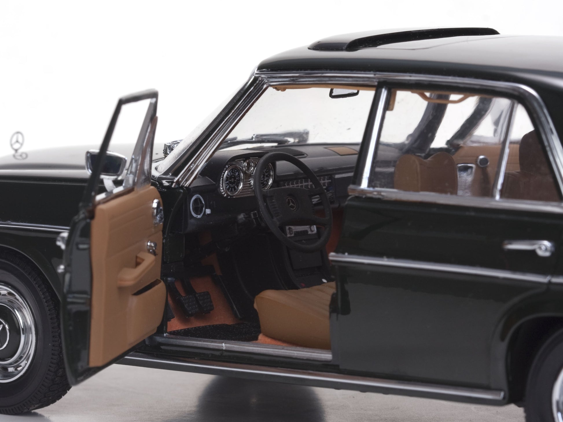 Mercedes-Benz  Strich 8 Saloon 1968 Dunkelolive 1:18 - 16227