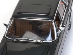 Mercedes-Benz  Strich 8 Saloon 1968 Dunkelolive 1:18 - 16229