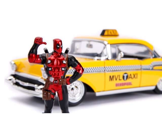 Chevrolet Chevy Bel Air Taxi 1957 "Deadpool" con personaggio 1:24 - 18283