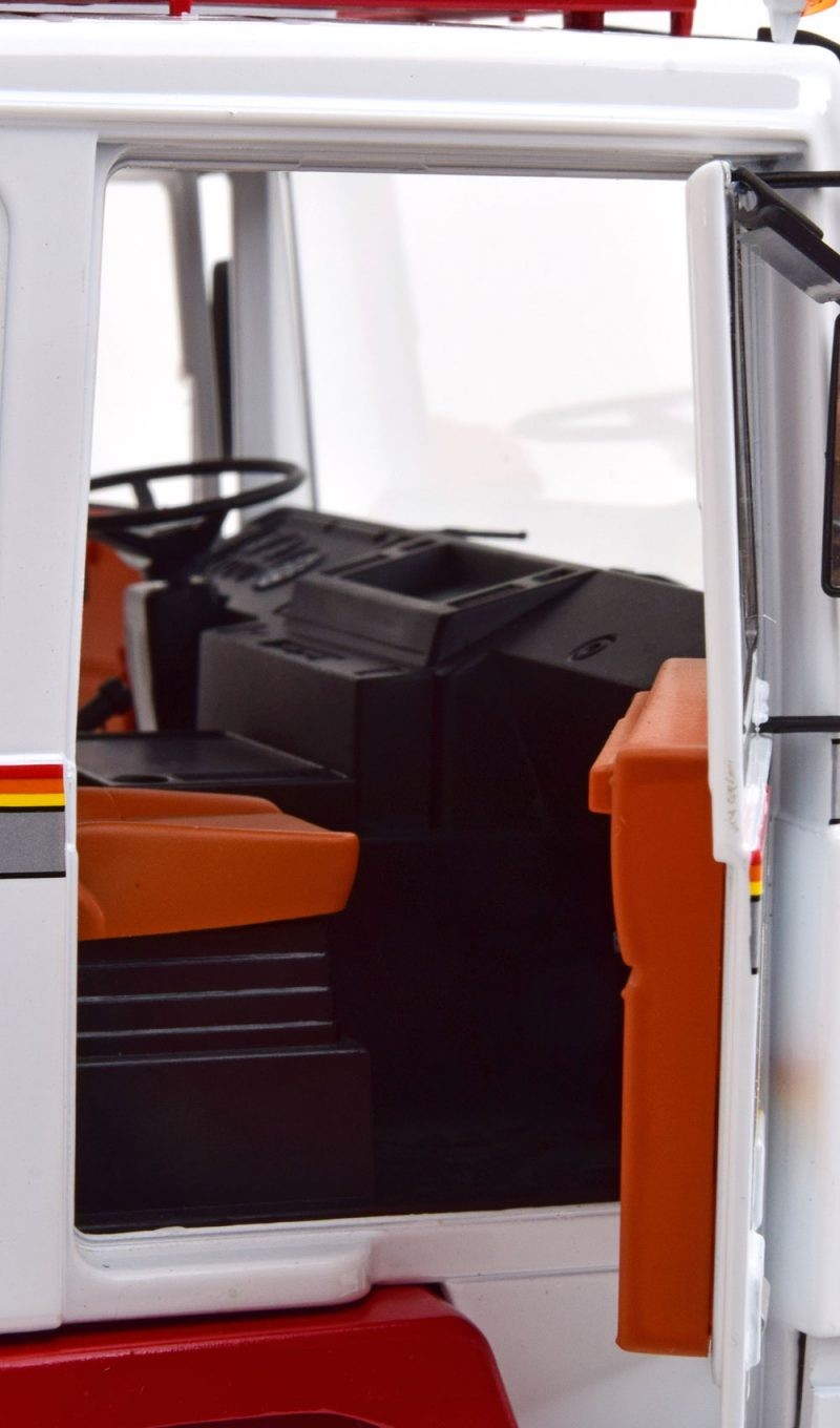 Volvo F12 1977 White - Red 1:18 - 18558