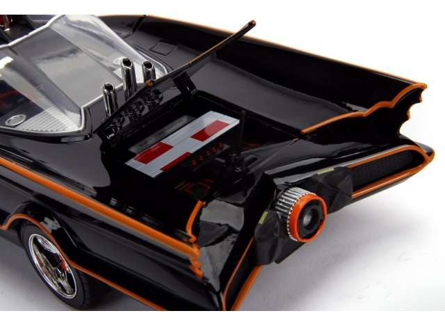BATMOBILE 1966 with Batman & Robin Figure 1:18 - 18732