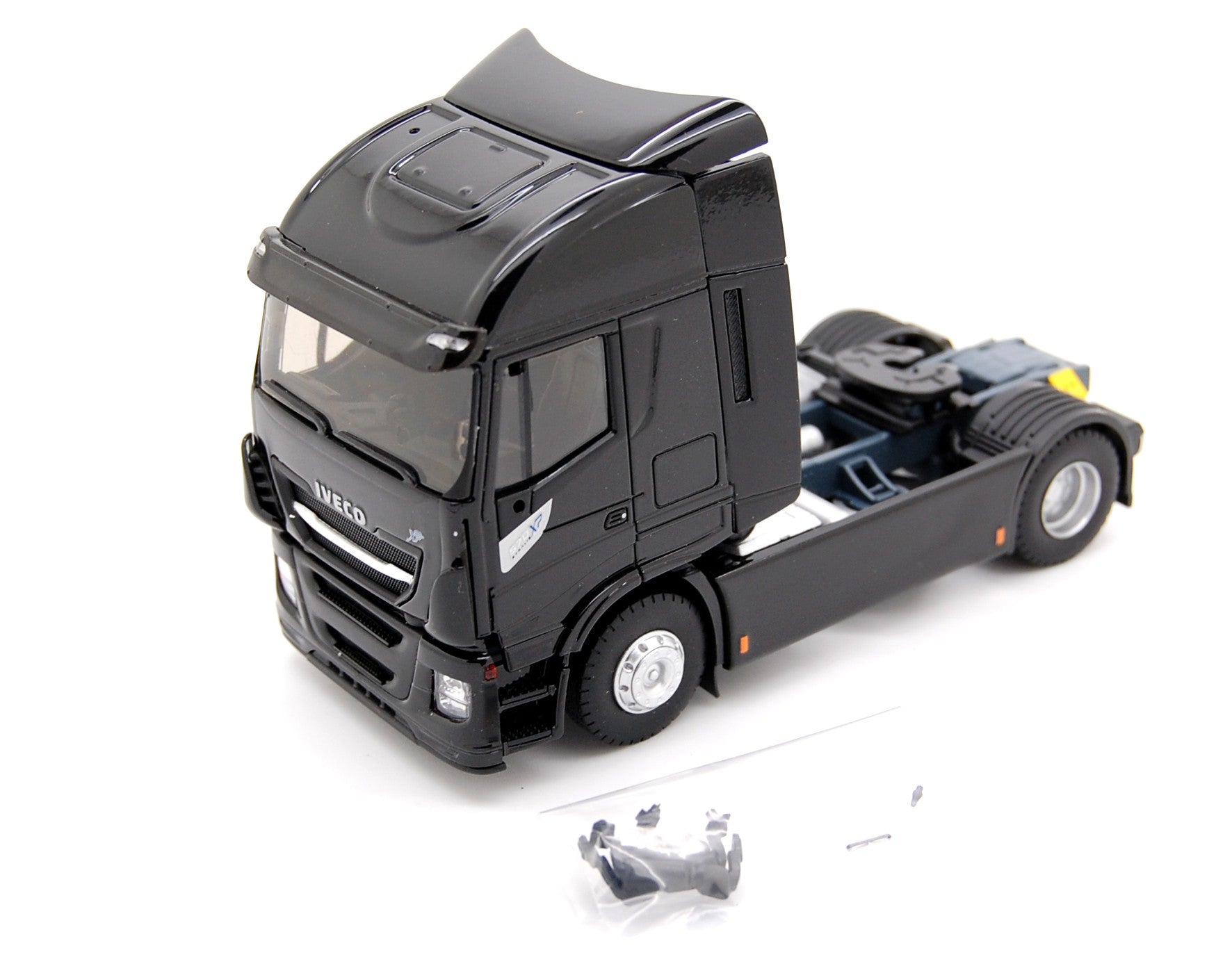 Iveco Stralis 570 XP 2016 Brillant Black Tractor Truck 2-Assi 1:43 - 18931