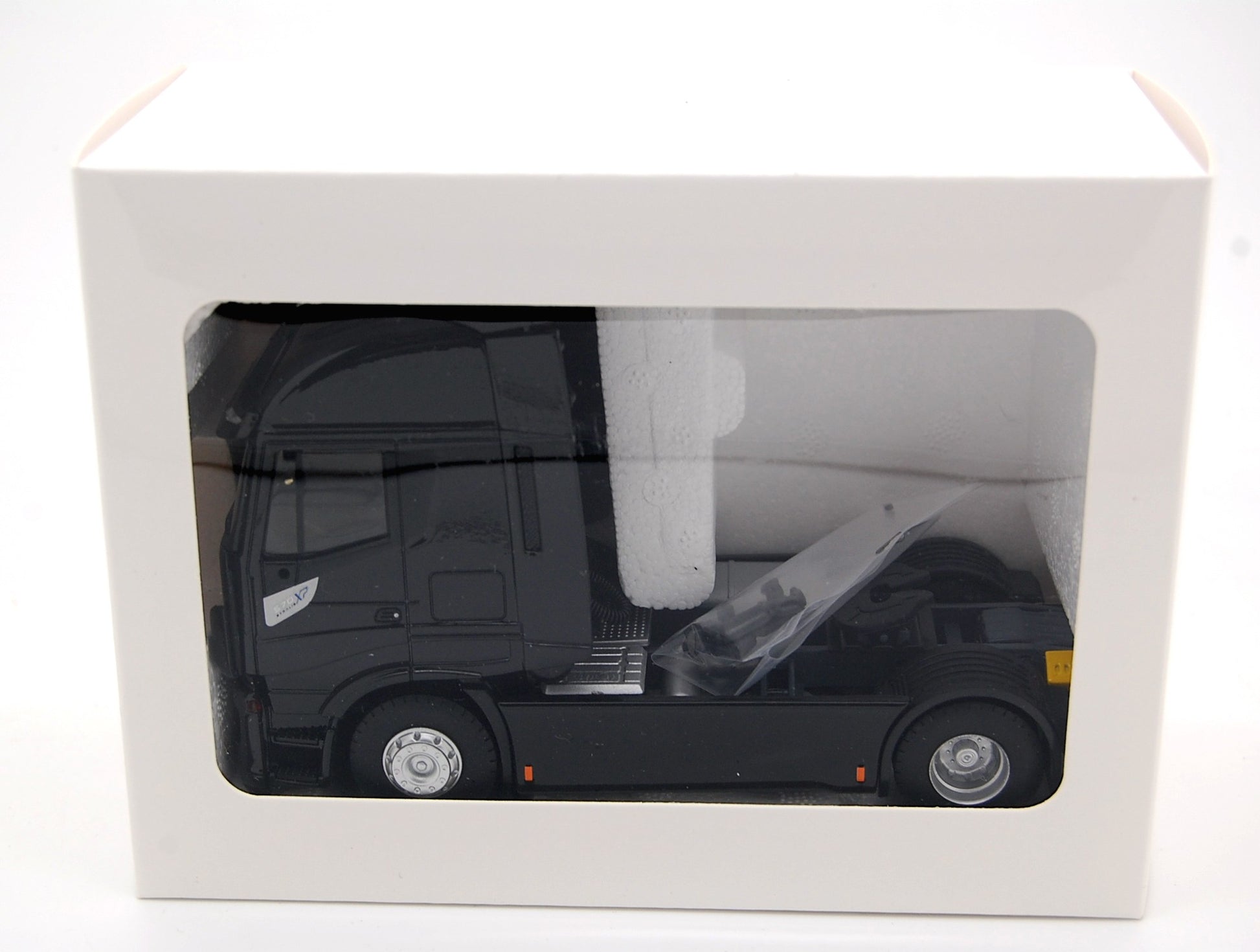 Iveco Stralis 570 XP 2016 Brillant Black Tractor Truck 2-Assi 1:43 - 18932