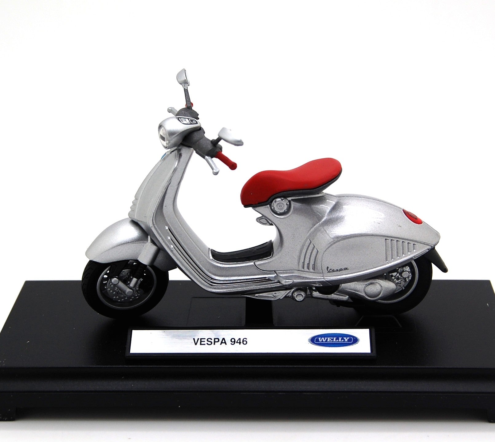 Vespa Piaggio 946 2015 silver 1:18 - 22970