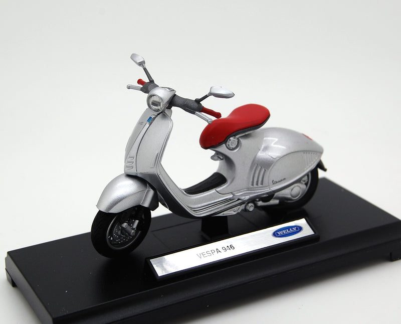 Vespa Piaggio 946 2015 silver 1:18 - 22971
