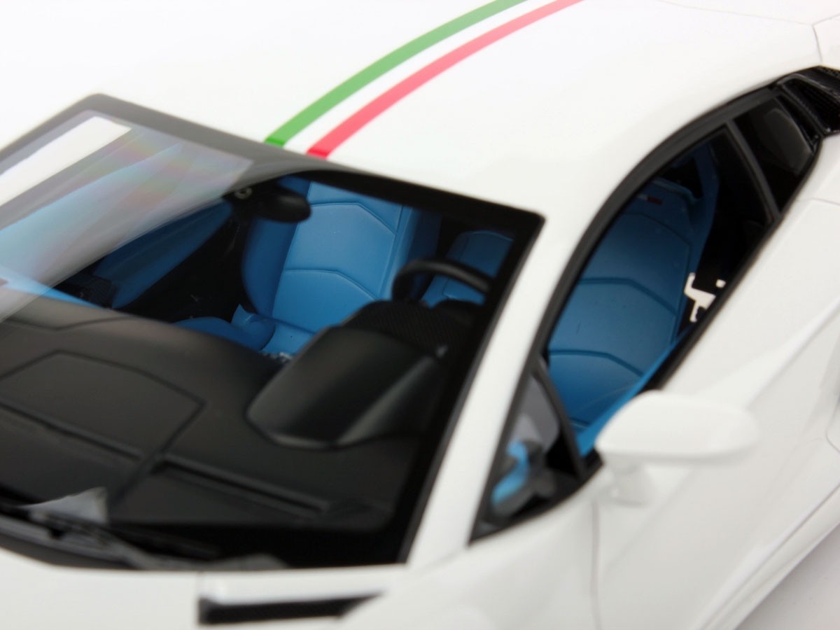 Lamborghini Aventador LP 700-4 2012 Bianco Opalis Italian Stripes 1:18 - 24017