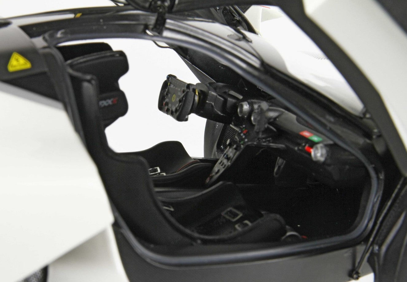 Ferrari FXX K Evo Presentazione 70 white stripes black 1:18 - 26891