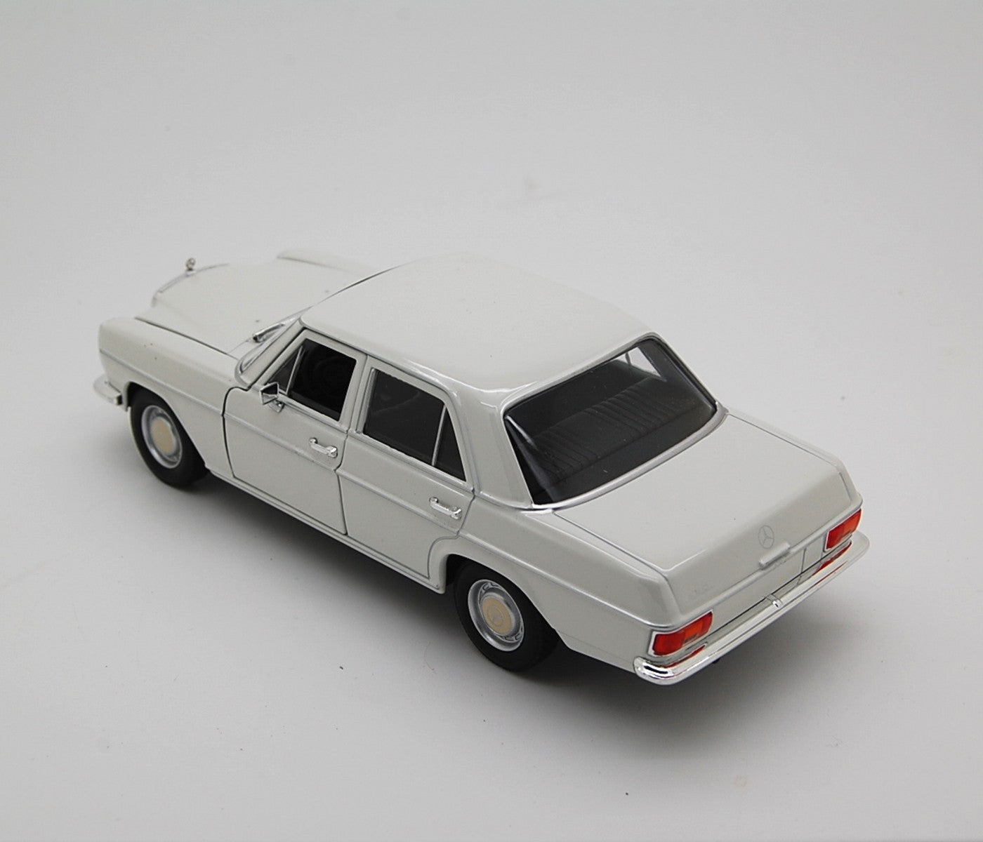 Mercedes-Benz 220 1973 White 1:24 - 33026