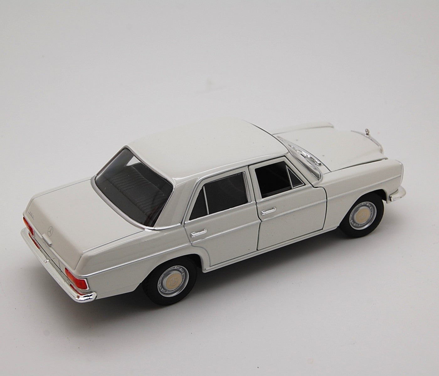 Mercedes-Benz 220 1973 White 1:24 - 33028
