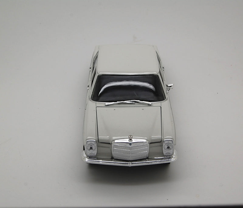 Mercedes-Benz 220 1973 White 1:24 - 33031