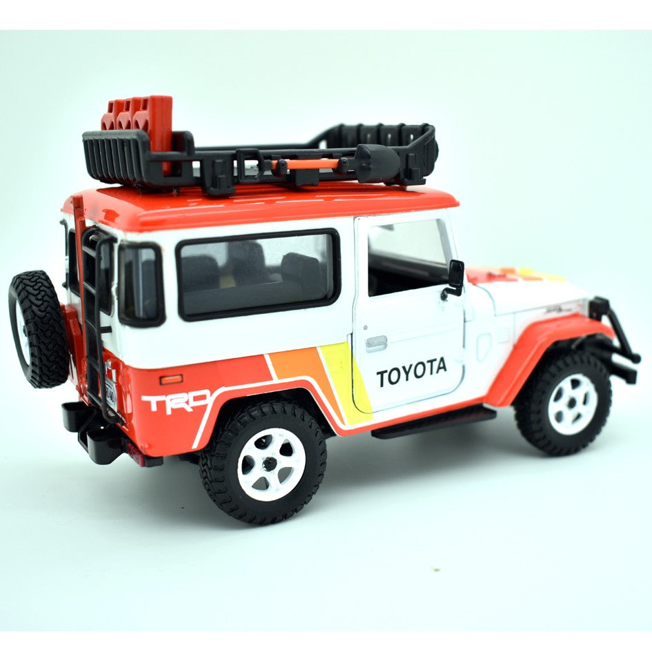 Toyota FJ40 Land Cruiser 1974  off road version with roof rack "Toyota" 1:24 - 39458