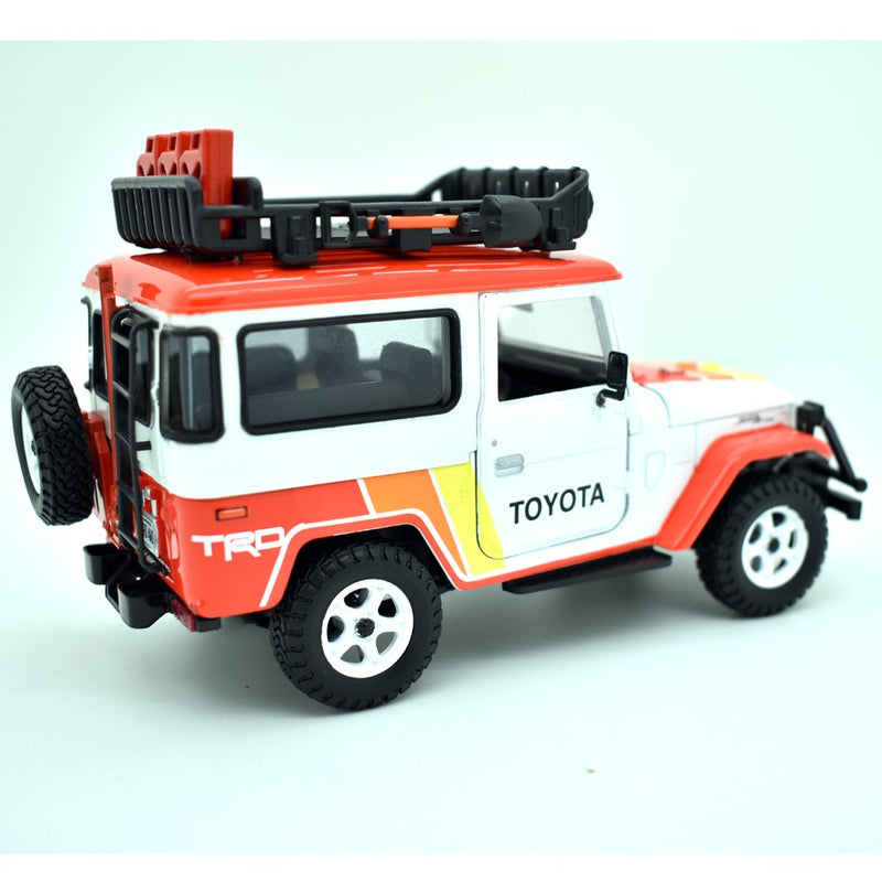 Toyota FJ40 Land Cruiser 1974  off road version with roof rack "Toyota" 1:24 - 39458