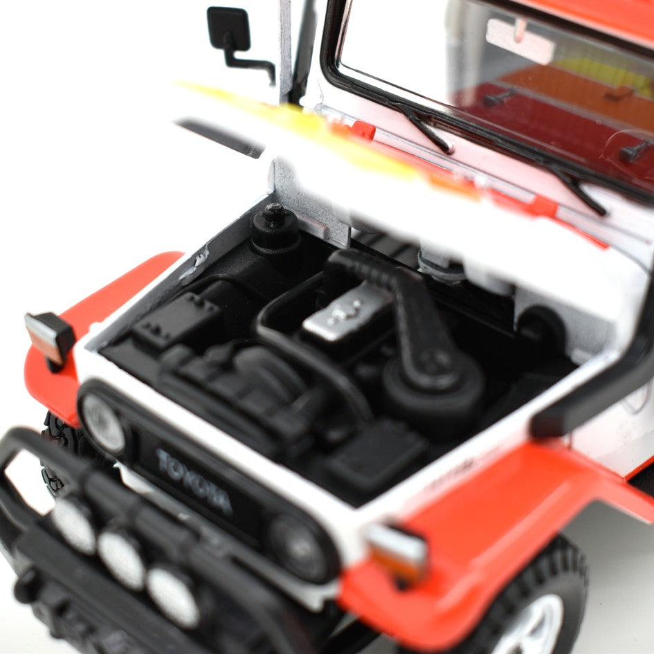 Toyota FJ40 Land Cruiser 1974  off road version with roof rack "Toyota" 1:24 - 39463
