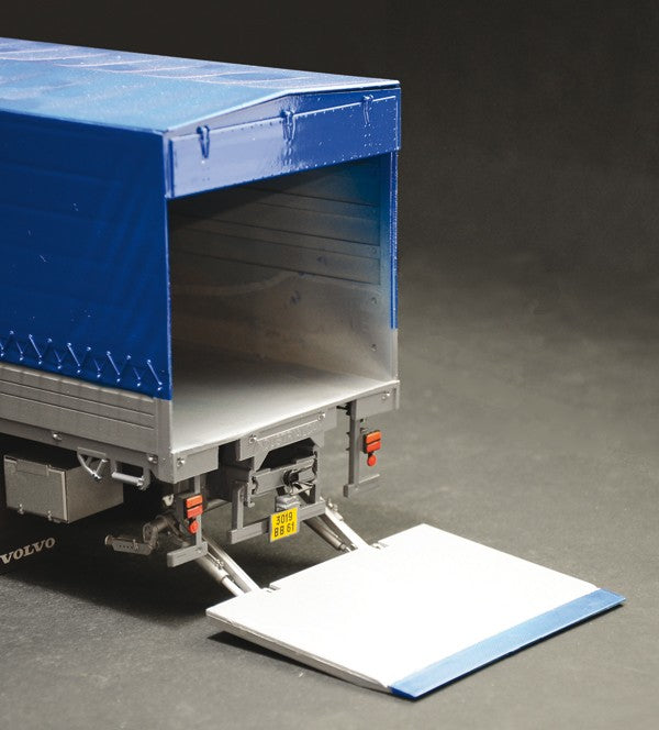 Volvo F16 Globetrotter Canvas Truck with elevator Kit 1:24 - 41346