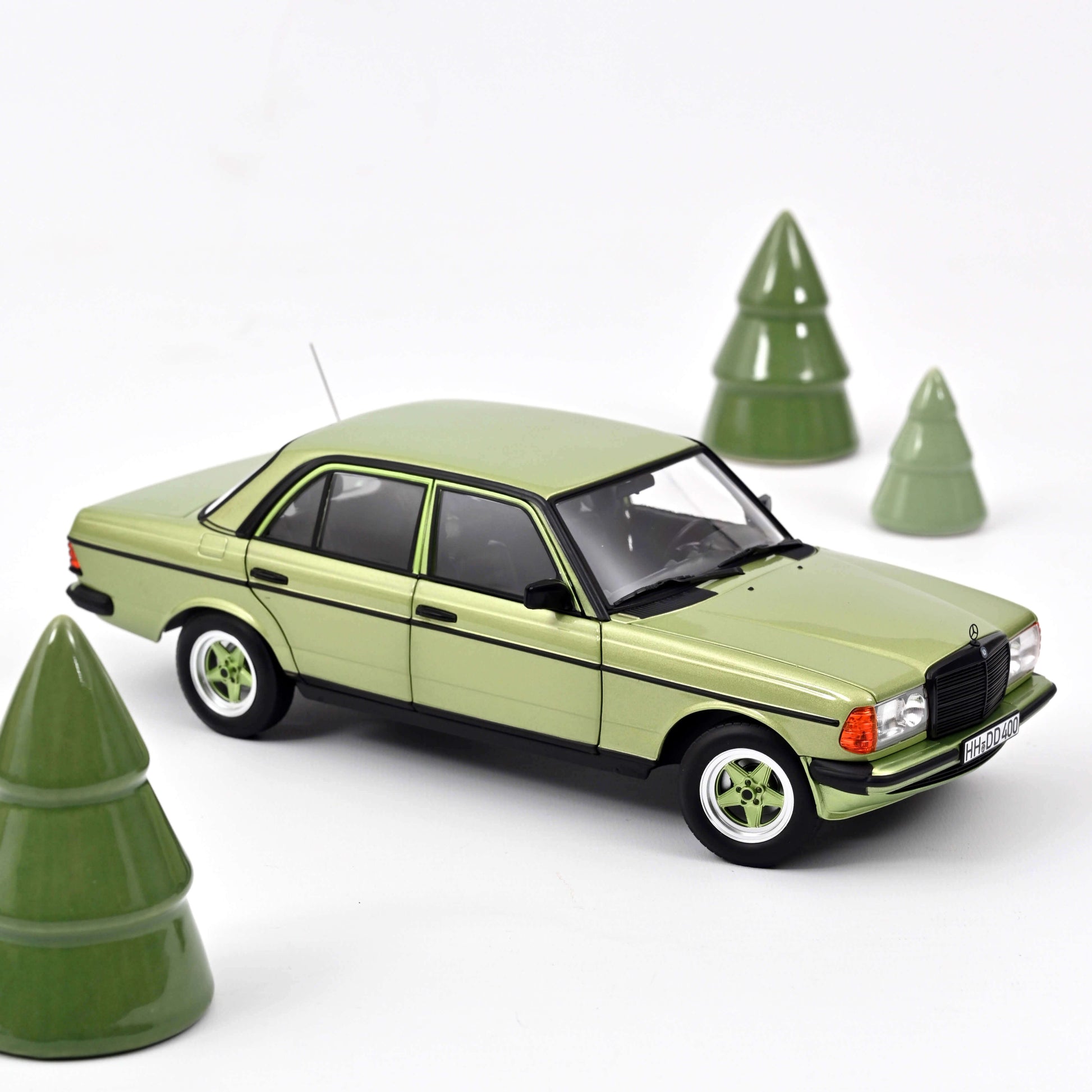 Mercedes-Benz 200 AMG 1984 Silvergreen metallic 1:18 - 42419