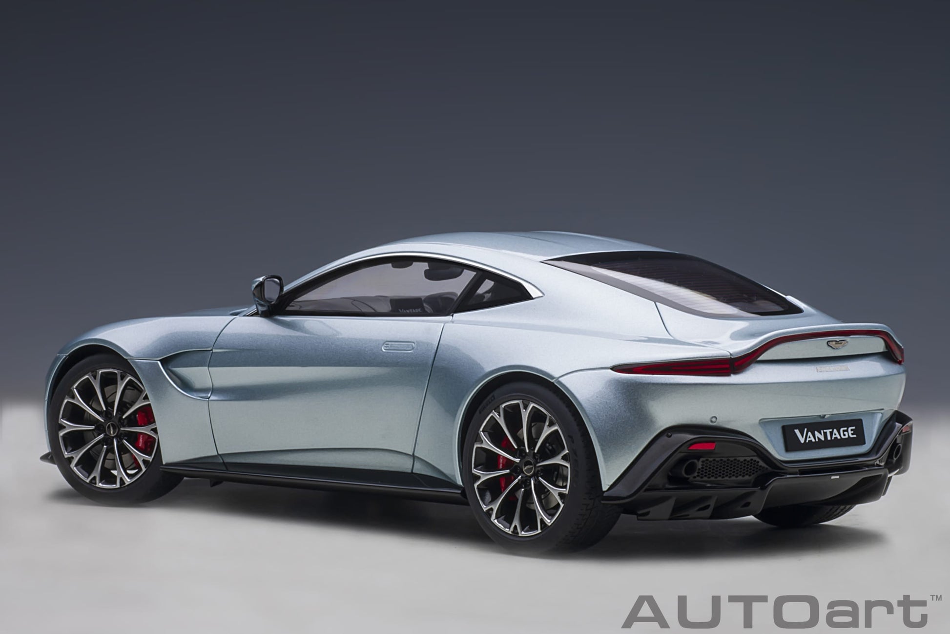 Aston Martin Vantage 2019 skyfall argento 1:18 - 44043
