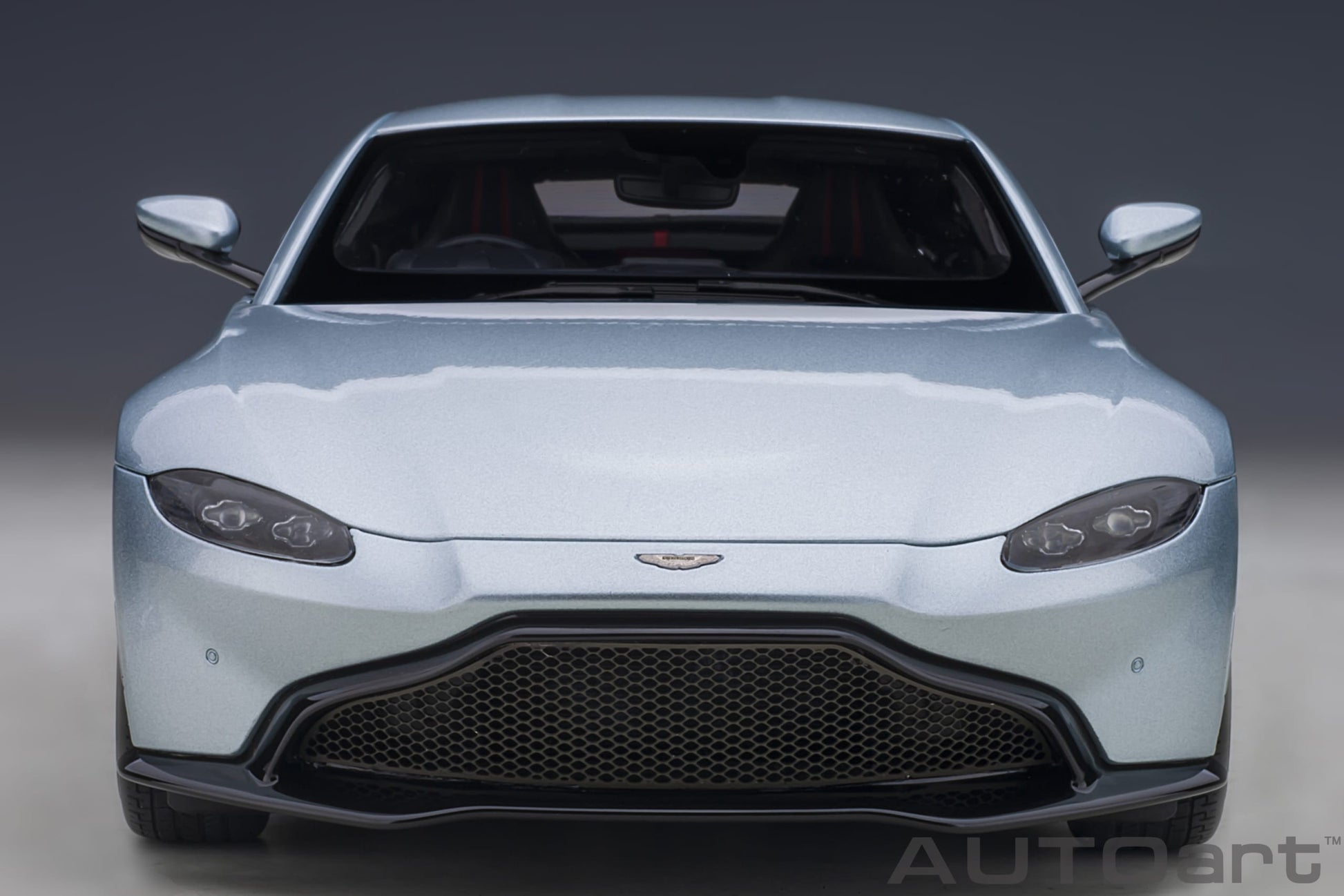 Aston Martin Vantage 2019 skyfall argento 1:18 - 44046