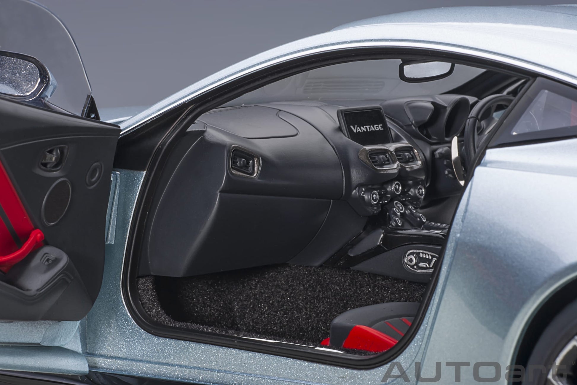 Aston Martin Vantage 2019 skyfall argento 1:18 - 44050