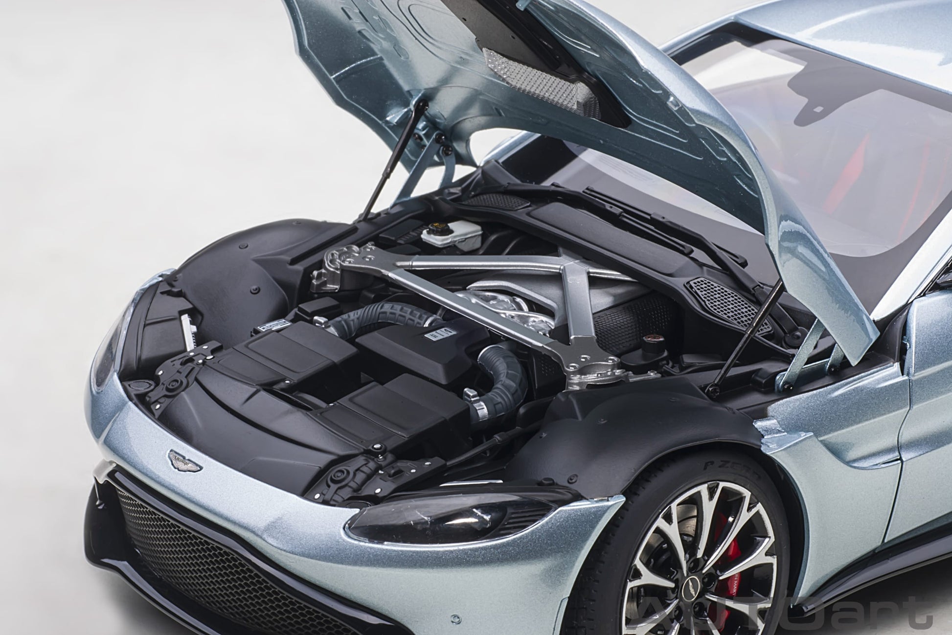 Aston Martin Vantage 2019 skyfall argento 1:18 - 44052