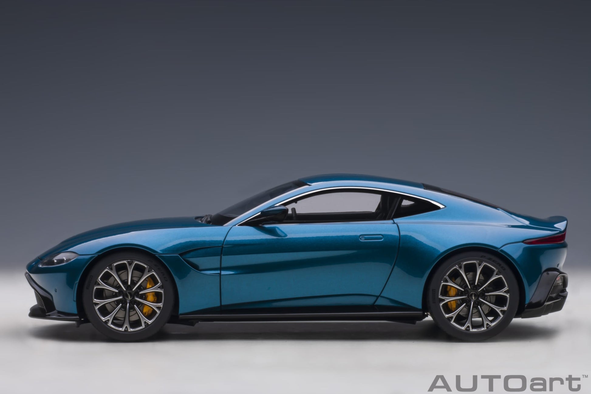 Aston Martin Vantage 2019 Ming Blue 1:18 - 44070
