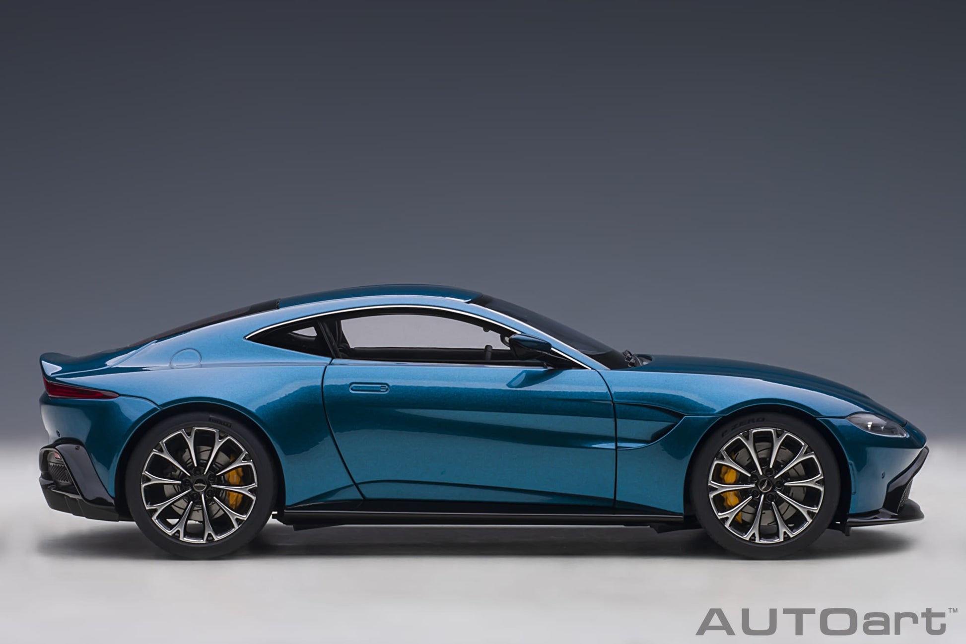 Aston Martin Vantage 2019 Ming Blue 1:18 - 44071