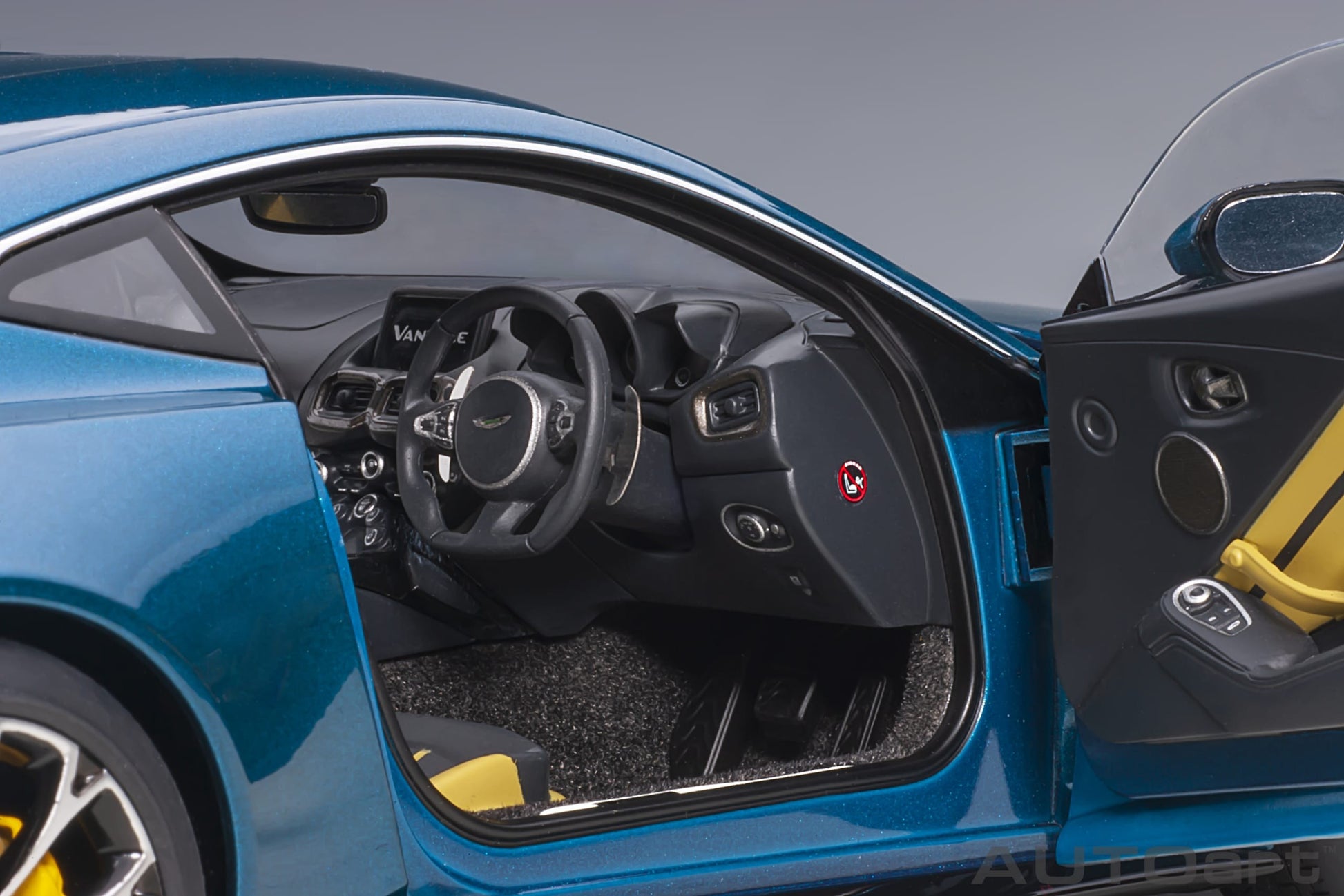 Aston Martin Vantage 2019 Ming Blue 1:18 - 44077