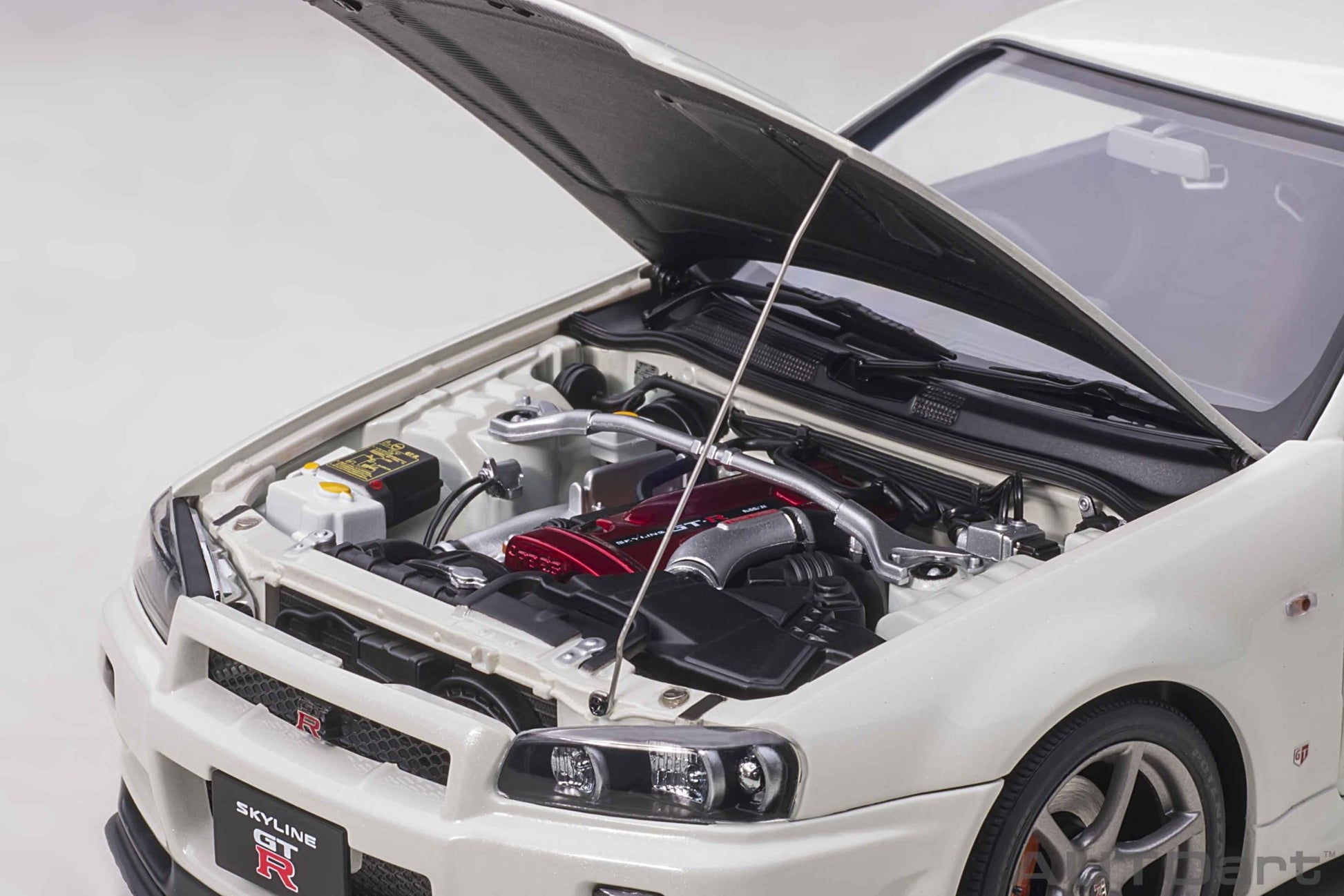 Nissan Skyline GT-R R34 V-spec II White Pearl 1:18 - 44101
