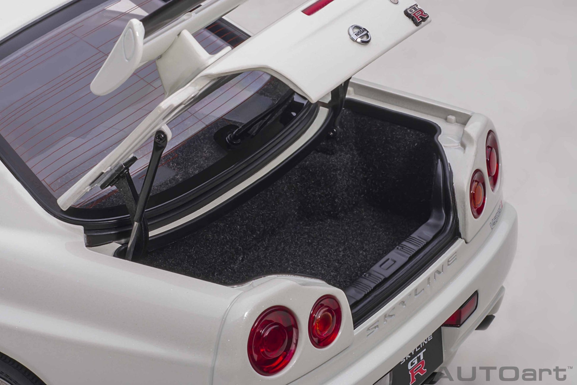 Nissan Skyline GT-R R34 V-spec II White Pearl 1:18 - 44102