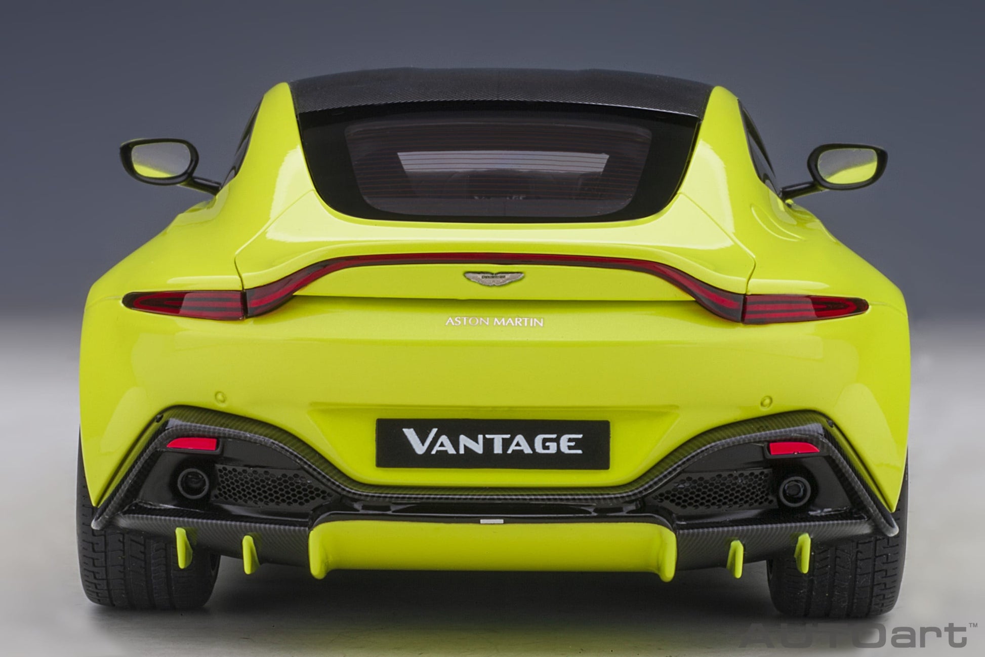 Aston Martin Vantage 2019 Lime Green 1:18 - 44490