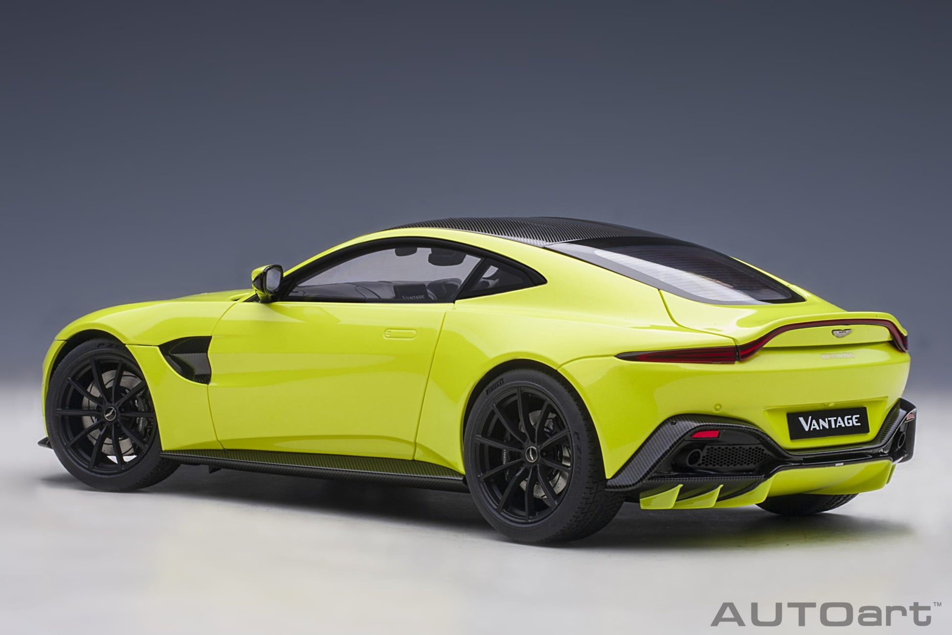 Aston Martin Vantage 2019 Lime Green 1:18 - 44494