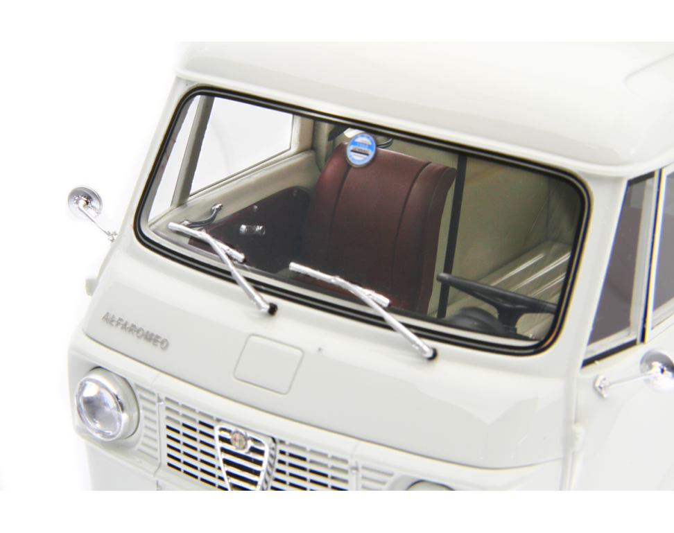 Alfa Romeo F12 Autocarro Tetto Sopralzato 1967 Bianco 1:18-10