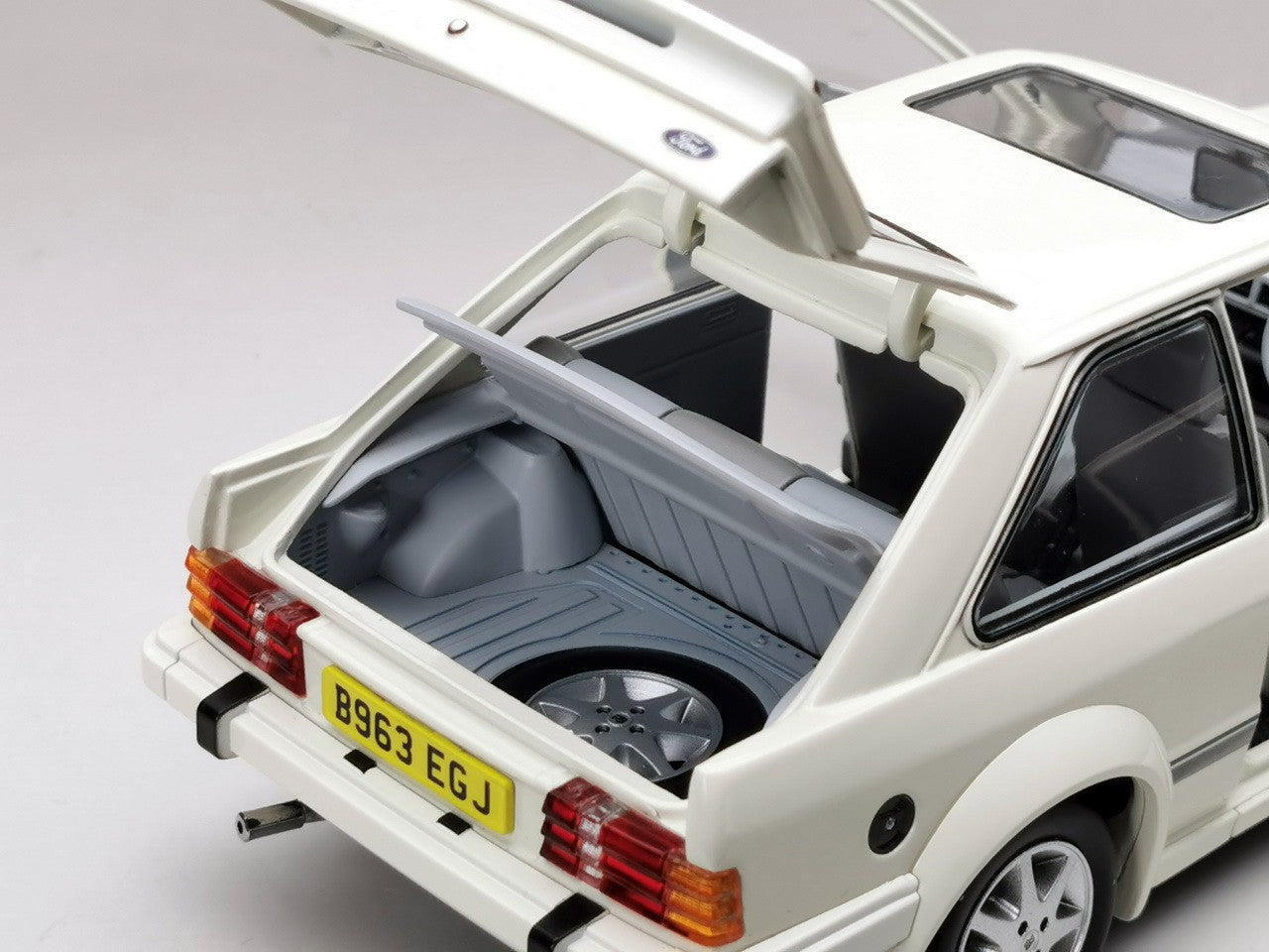 Ford Escort RS Turbo 1984 Diamond White 1:18 - 52407