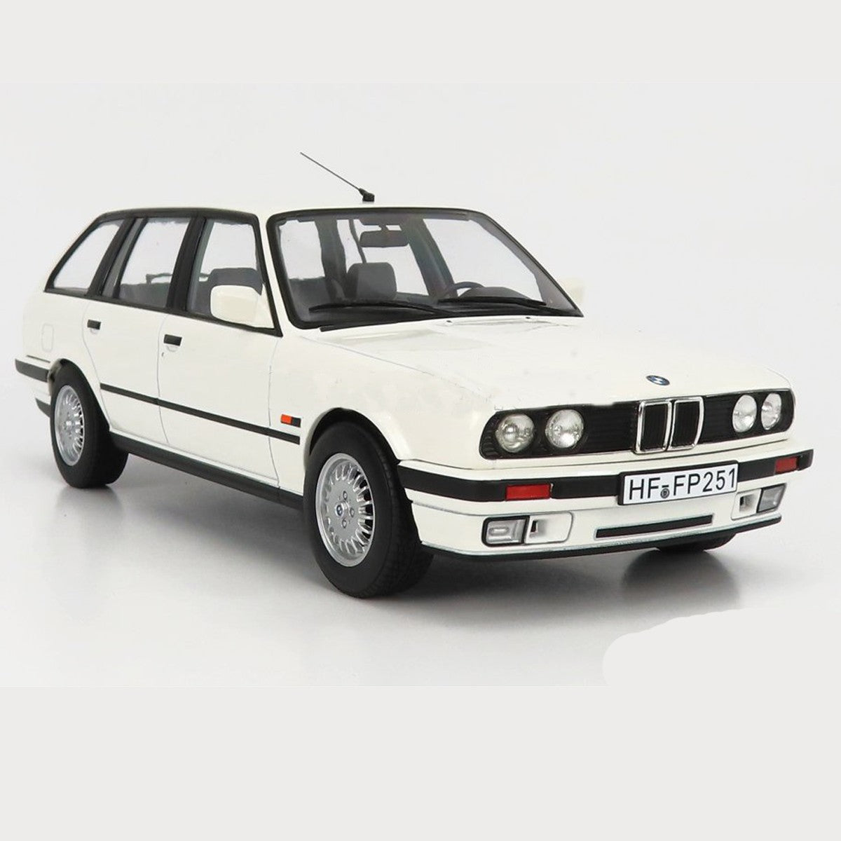 BMW 325i Touring 1991 White 1:18 - 53389