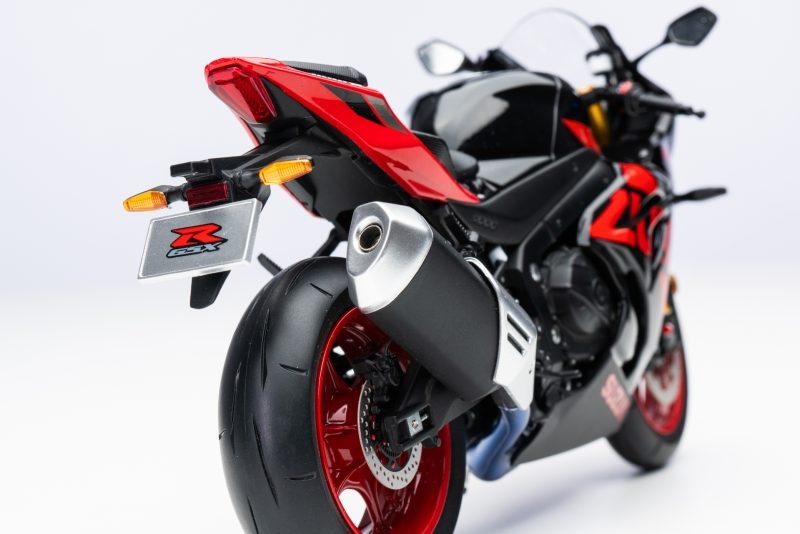 Suzuki GSX-R 1000R Black - Red 1:12 - 54347