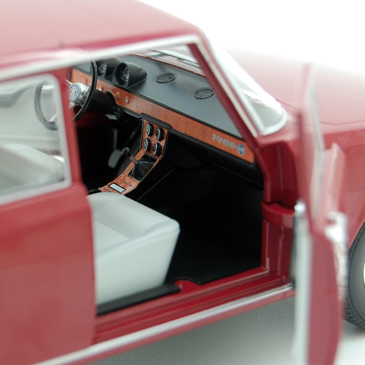 Alfa Romeo 1750 Berlina 1968 Prugna 1:18 - 62419