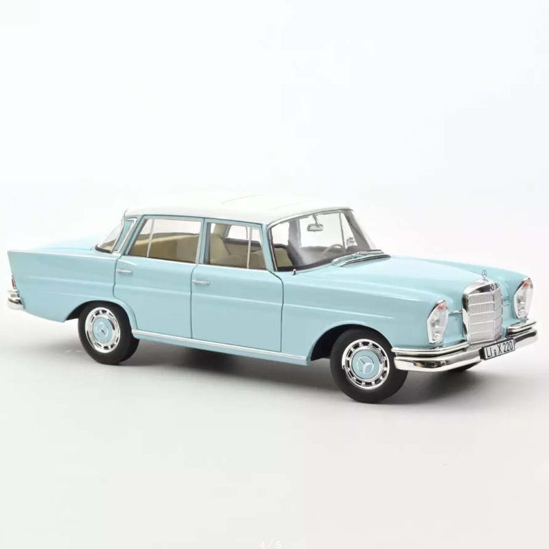 Mercedes-Benz 220 S (W111) 1965 light blue / white 1:18 - 67692