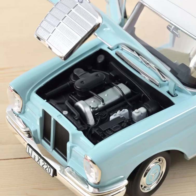 Mercedes-Benz 220 S (W111) 1965 light blue / white 1:18 - 67693