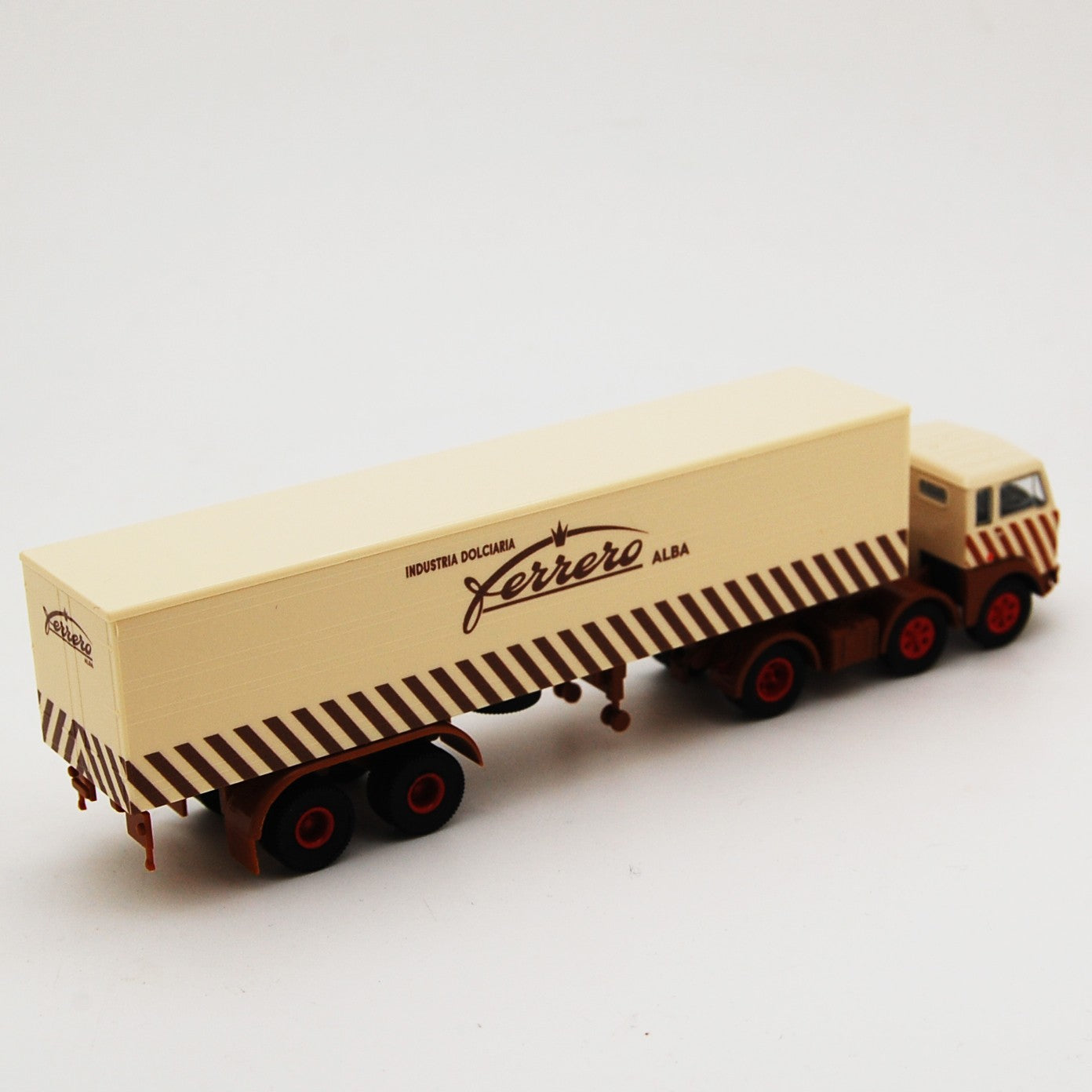 Fiat 690T con Semirimorchio Industria Dolciaria "Ferrero" 1:87 - 68097