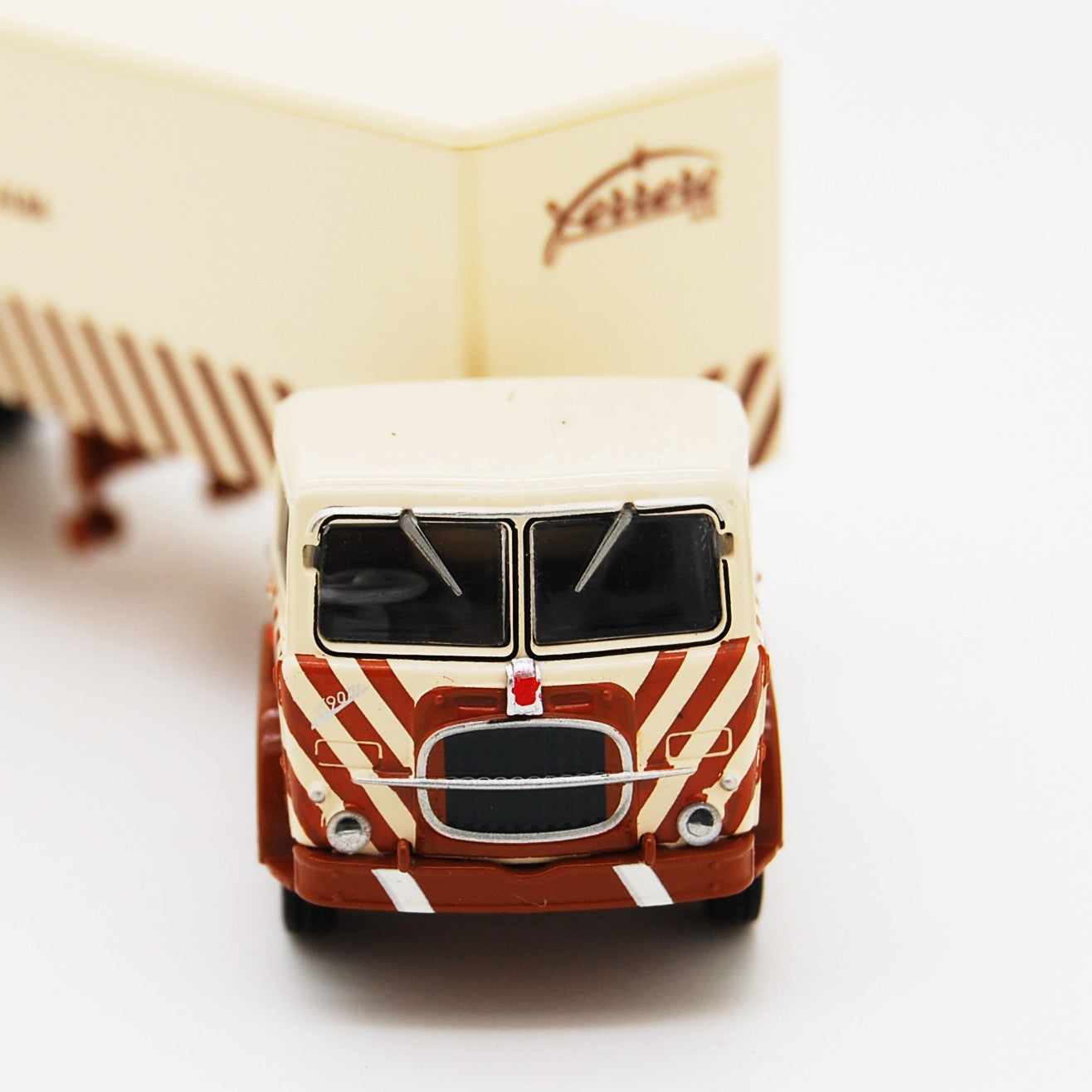 Fiat 690T con Semirimorchio Industria Dolciaria "Ferrero" 1:87 - 68100