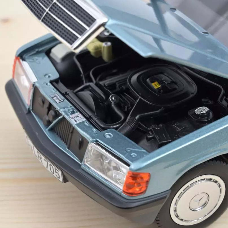 Mercedes-Benz 190 E 1984 Light Blue Metallic 1:18 - 71478