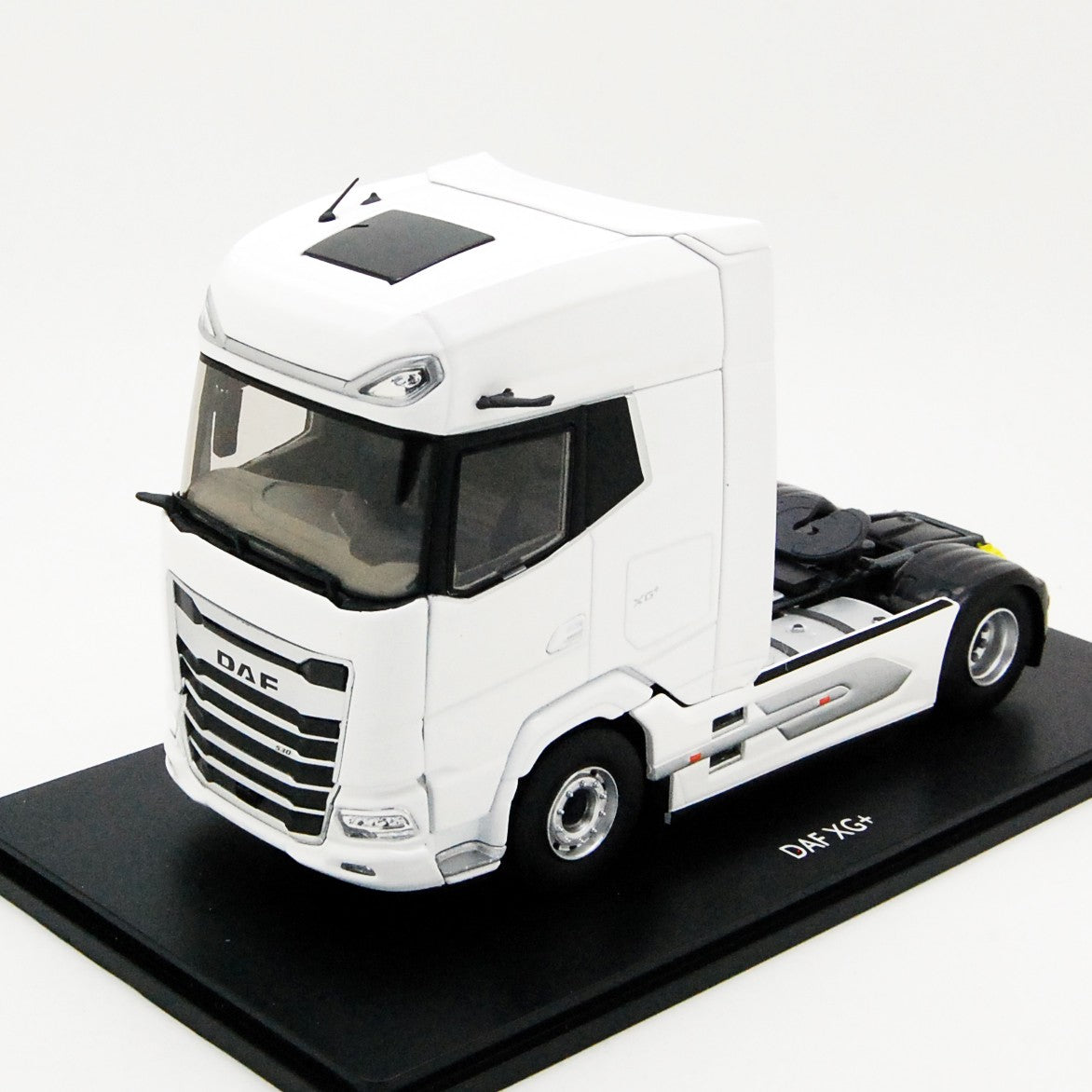 DAF XG+ tractor white 1:43 - 72725