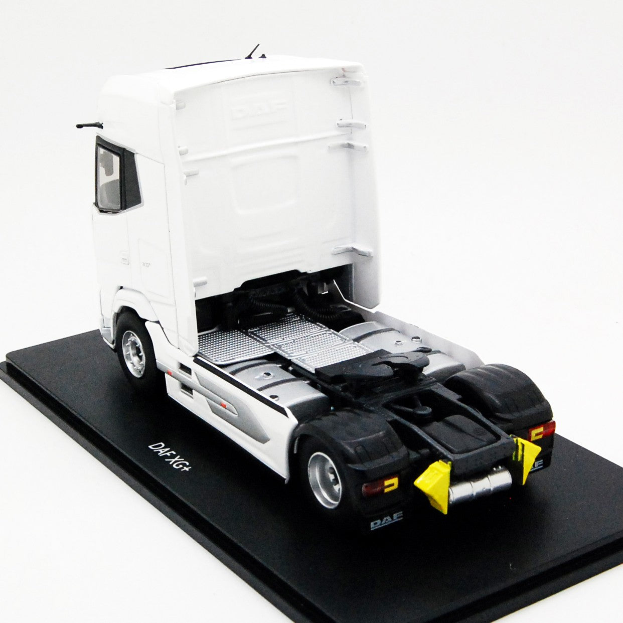 DAF XG+ tractor white 1:43 - 72727