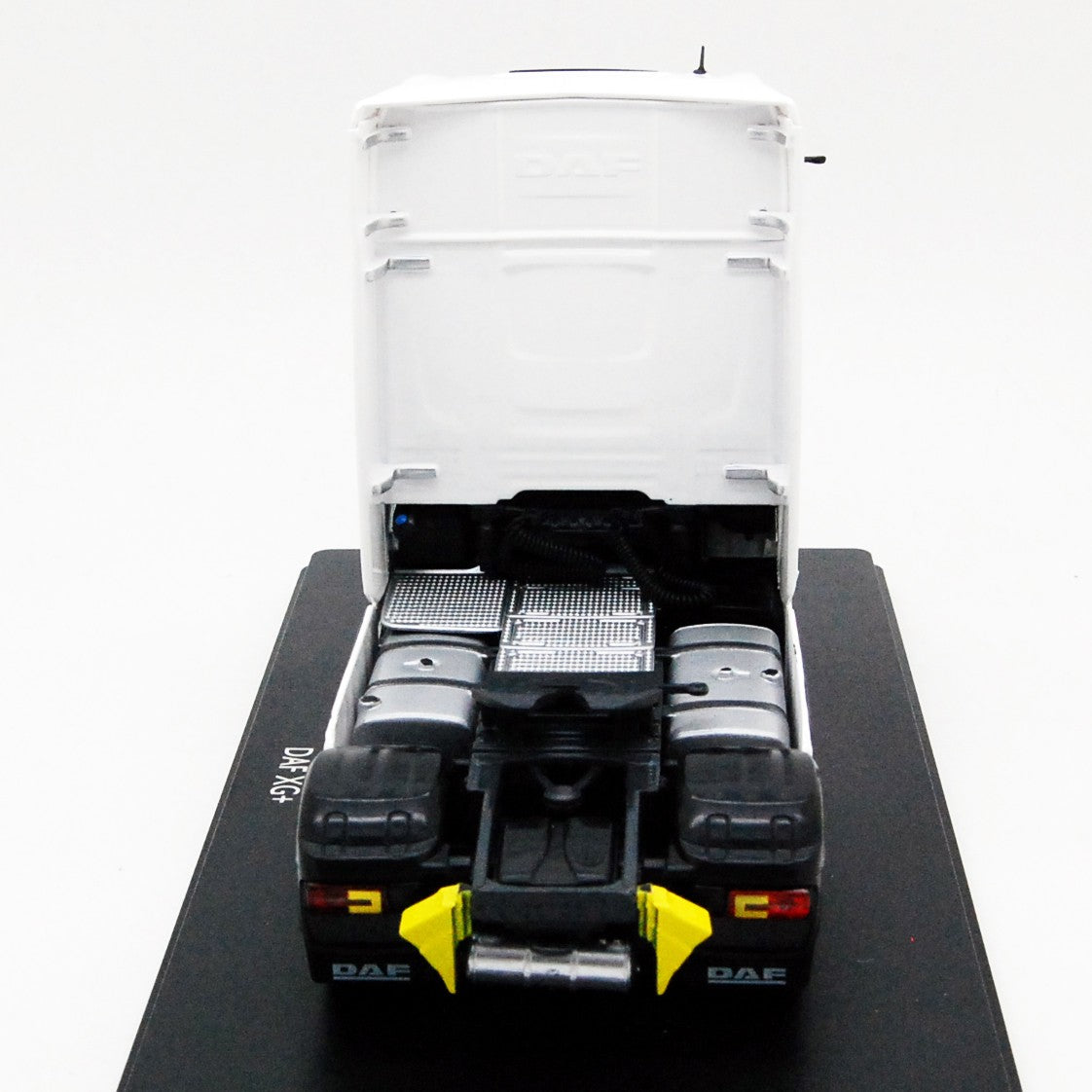 DAF XG+ tractor white 1:43 - 72728