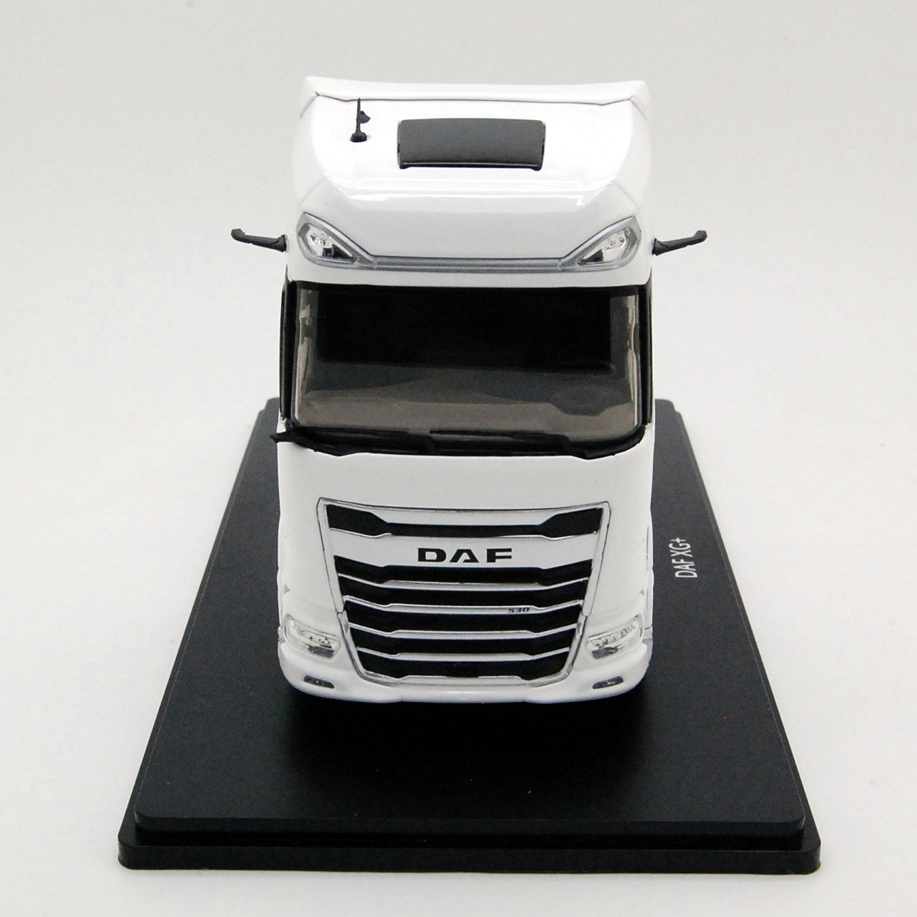 DAF XG+ tractor white 1:43 - 72731