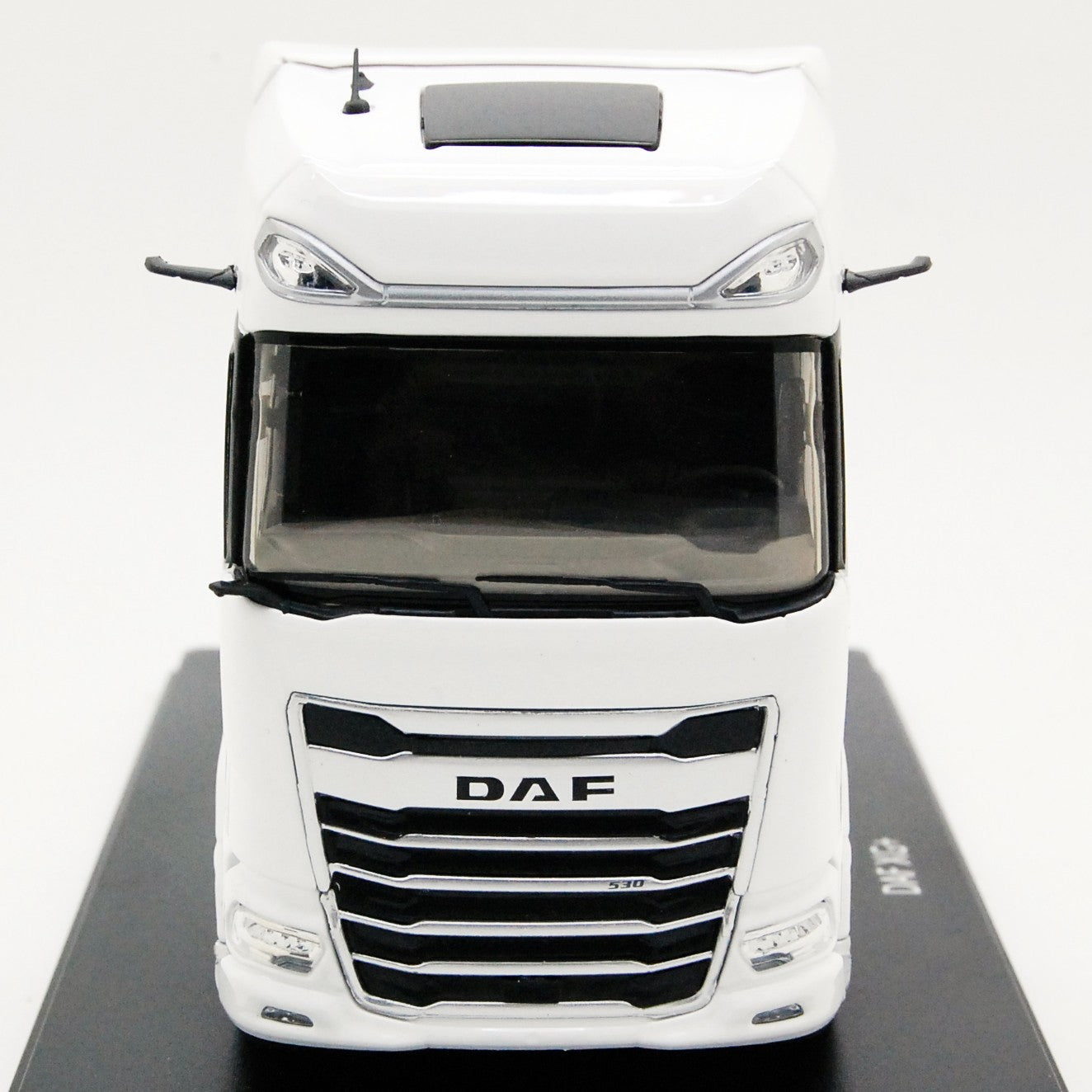 DAF XG+ tractor white 1:43 - 72732