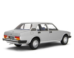 Alfa Romeo Alfetta 2.0L 1978 Grigio Chiaro Met. 1:18 - 74761